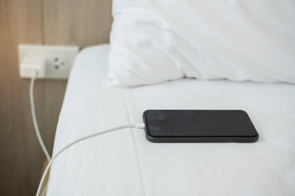 Voici pourquoi il est vraiment dangereux de laisser son téléphone ou ordinateur en charge sur son lit ou canapé téléphone charge lit